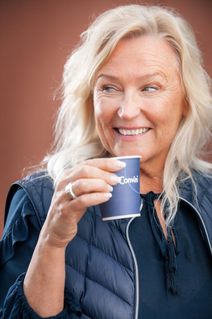 Kvinna dricker Convinis kaffe